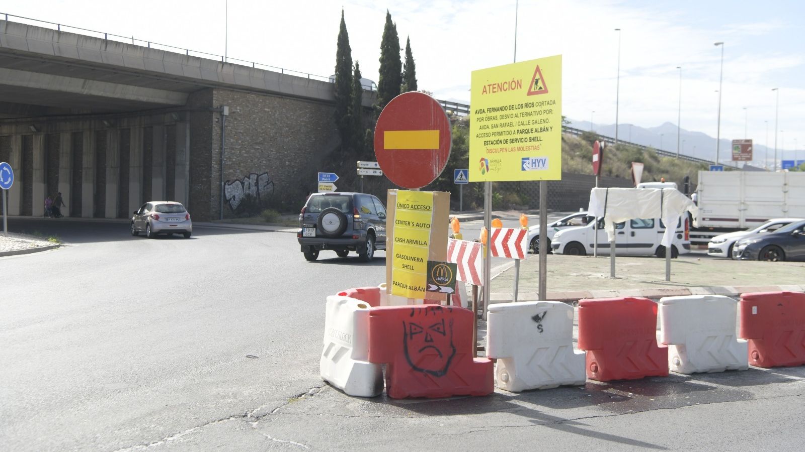 Aviso en la rotonda del Parque Albán.