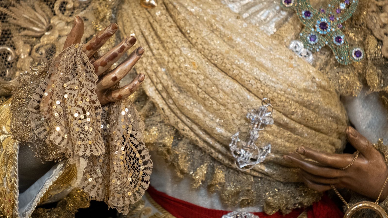 La Esperanza de Triana en su besamanos, en imágenes