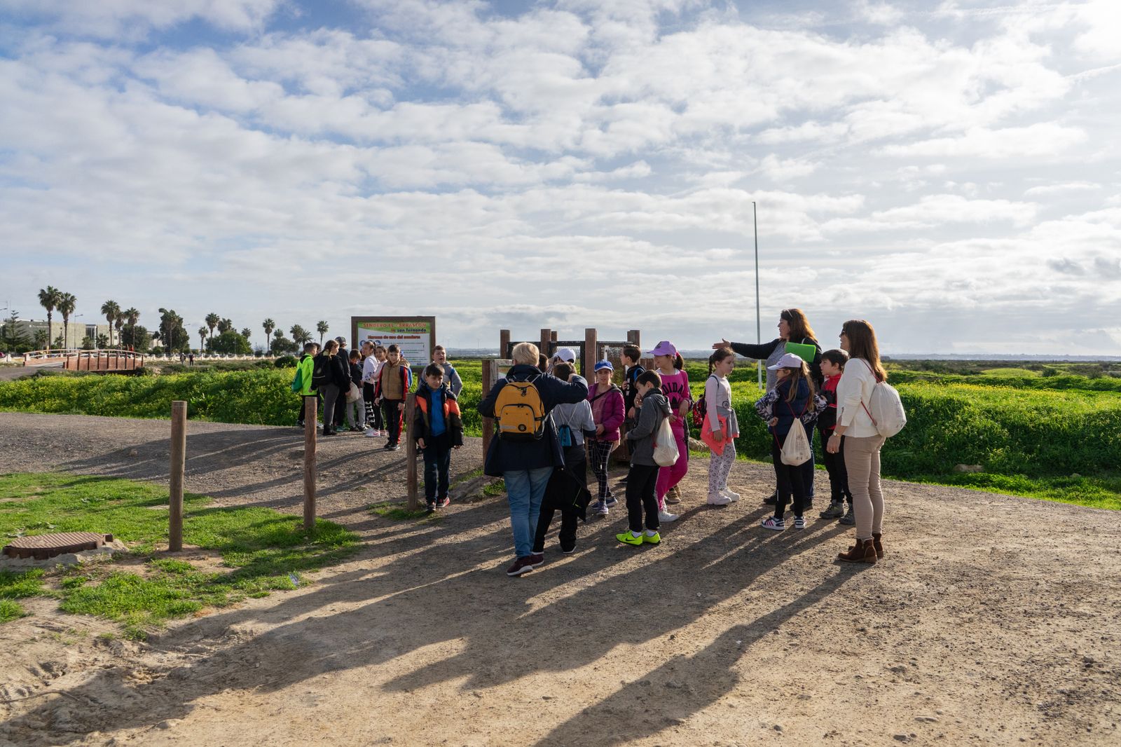 Un grupo de escolares en su visita al sendero del Carrascón.