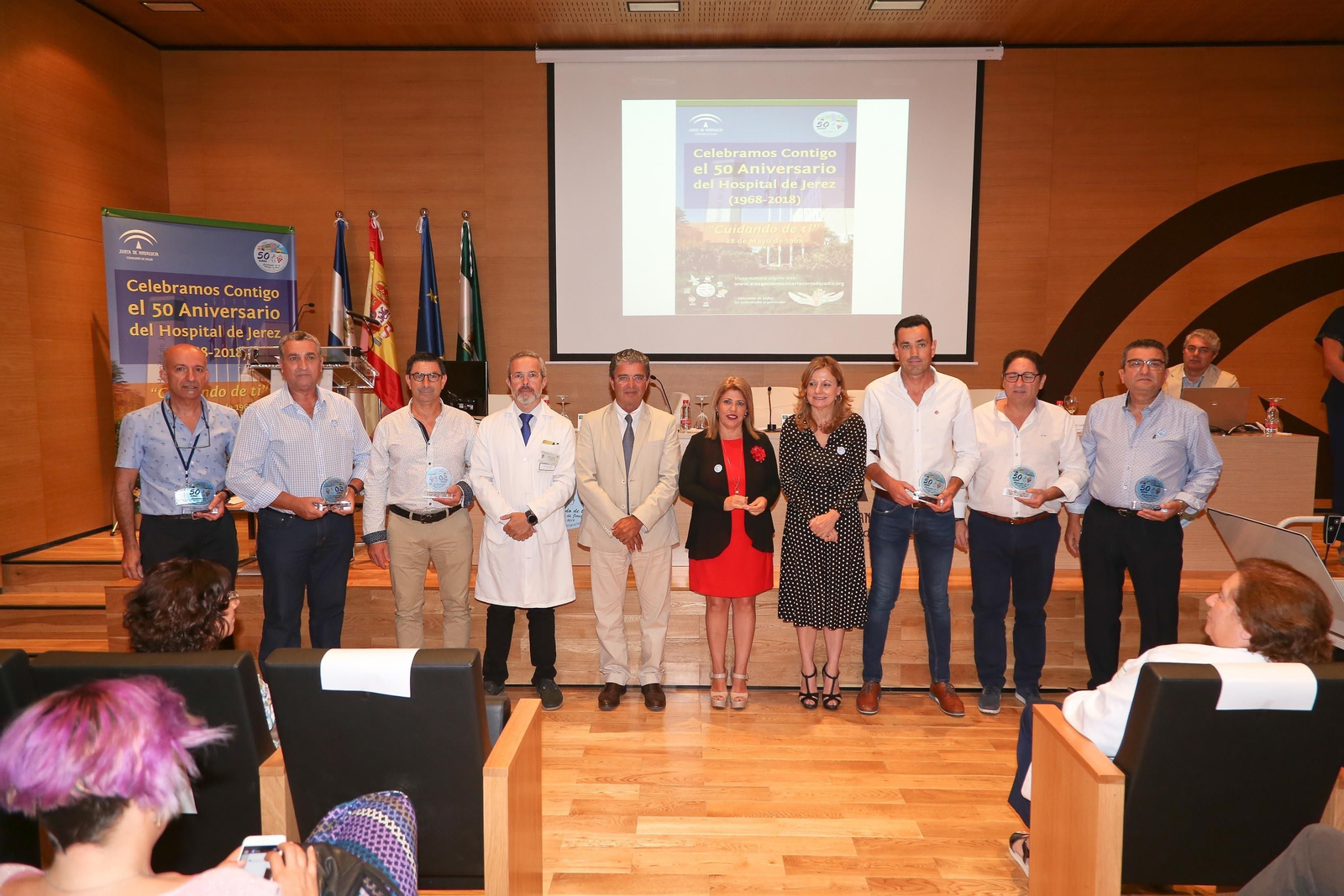 El grupo de celadores reconocidos por el SAS, junto a Marina Álvarez, Mamen Sánchez, José Julio Egido y Manuel Herrera.