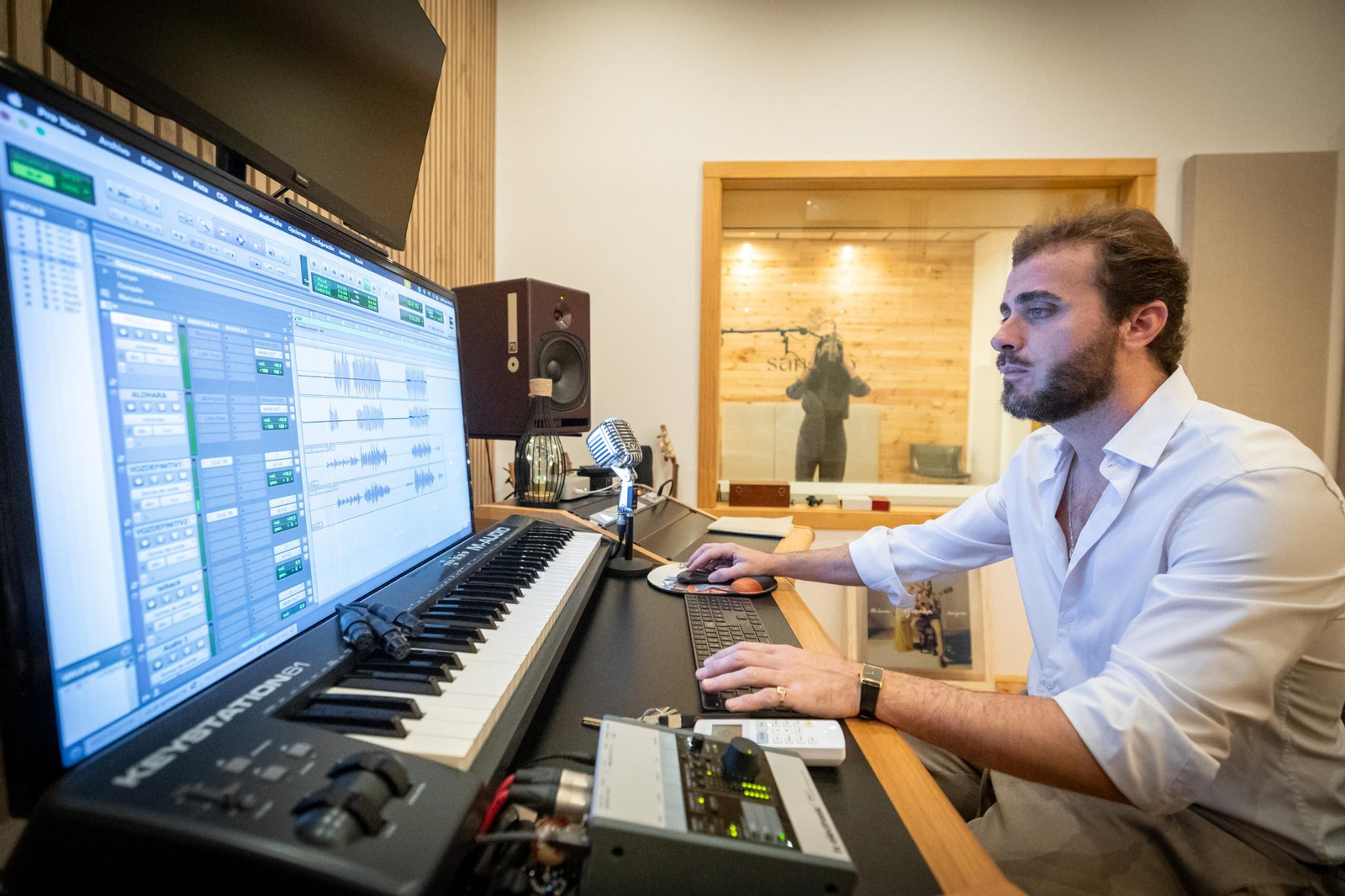 Guerrero, a los controles del estudio.