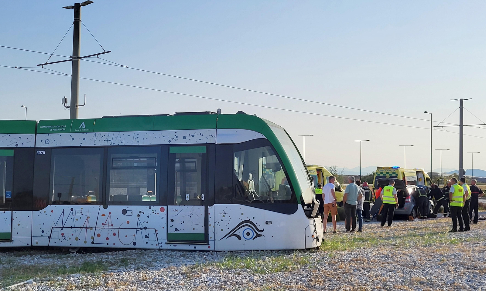 Las fotos del accidente entre el Metro de Málaga y un coche en El Cónsul
