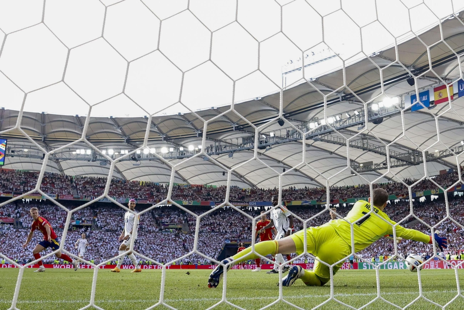 Dani Olmo ha golpeado con calidad llegando al área y bate a Neuer.