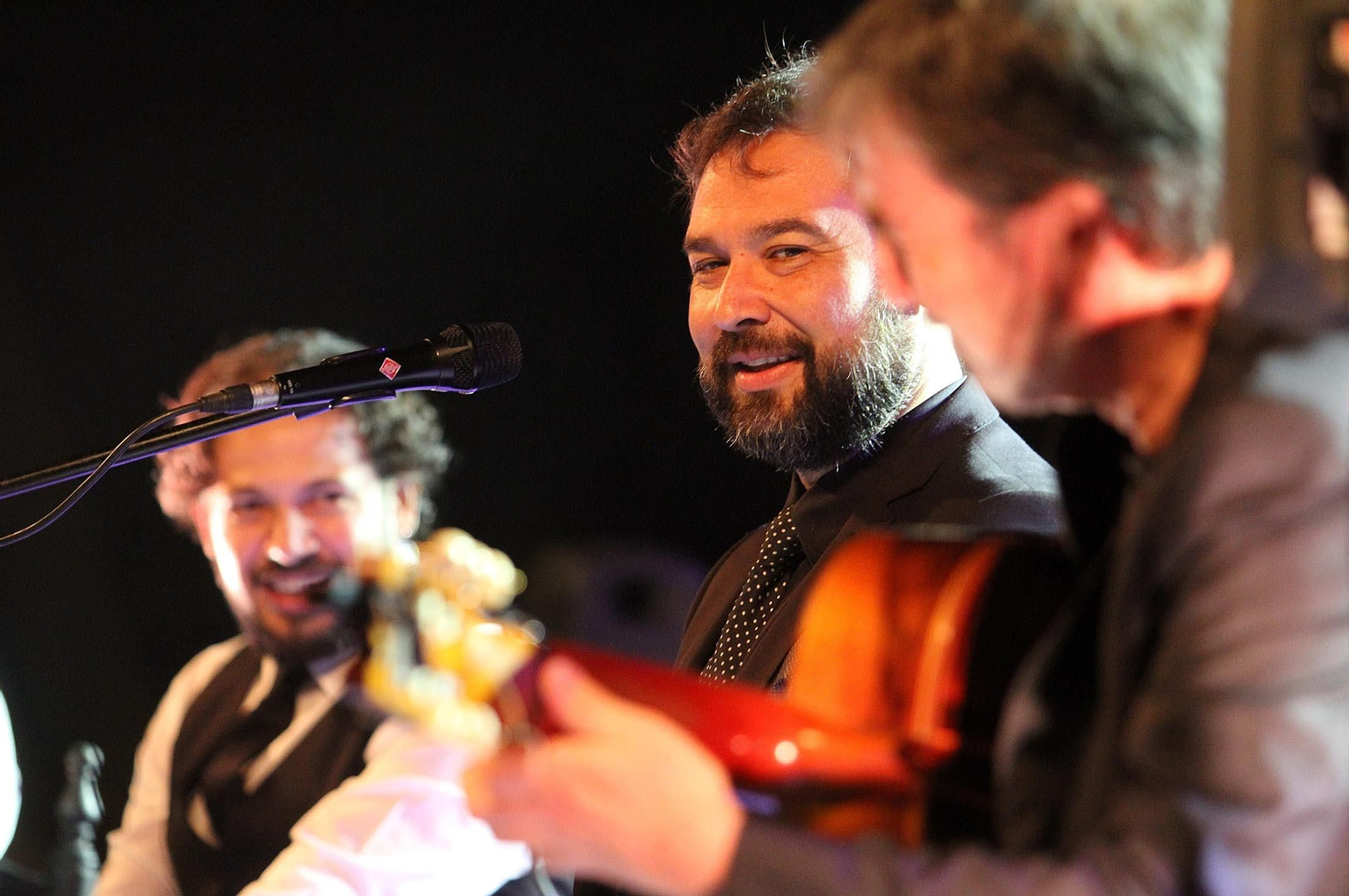 José Valencia, sonriente en el centro, durante una actuación reciente.