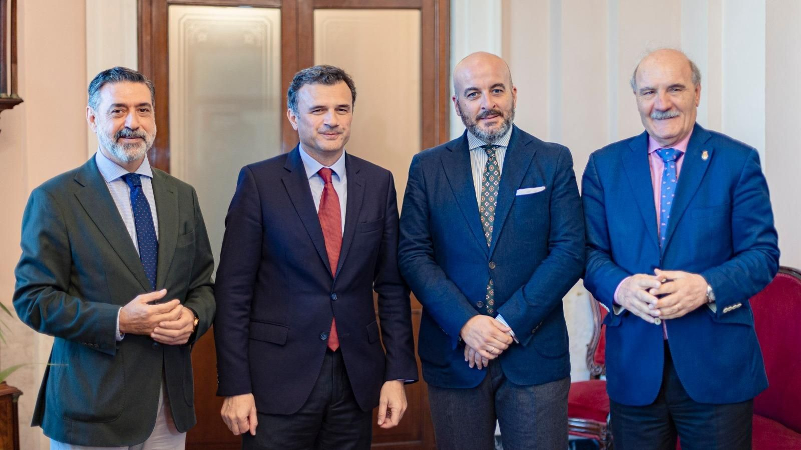El pregonero de la Semana Santa -el segundo a la derecha de la imagen- junto al alcalde, el concejal y el presidente de las hermandades de Cádiz