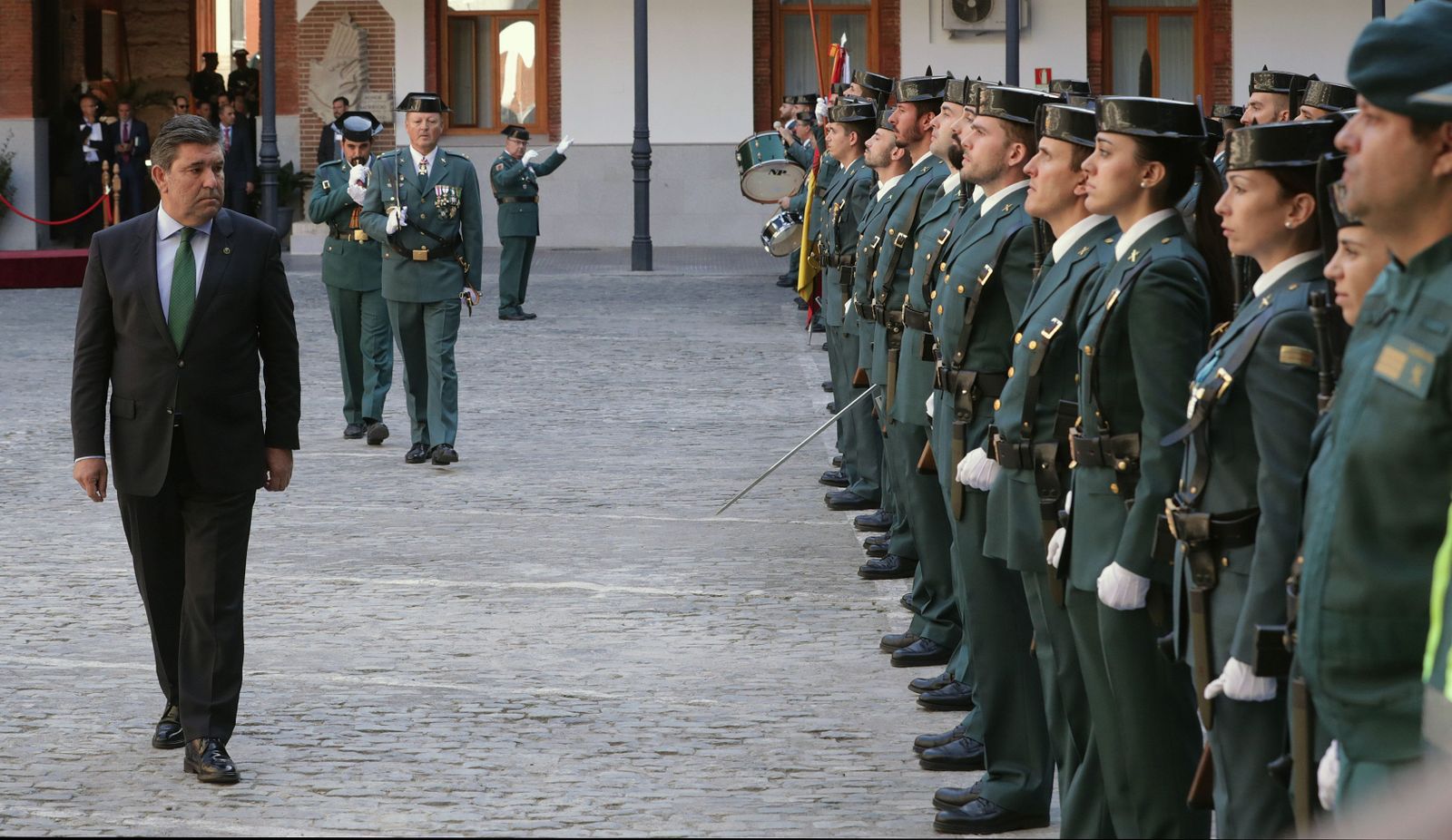 José Manuel Holgado, director general de la Guardia Civil, pasando revista ayer a las tropas en Madrid durante un acto por el 12 de octubre.