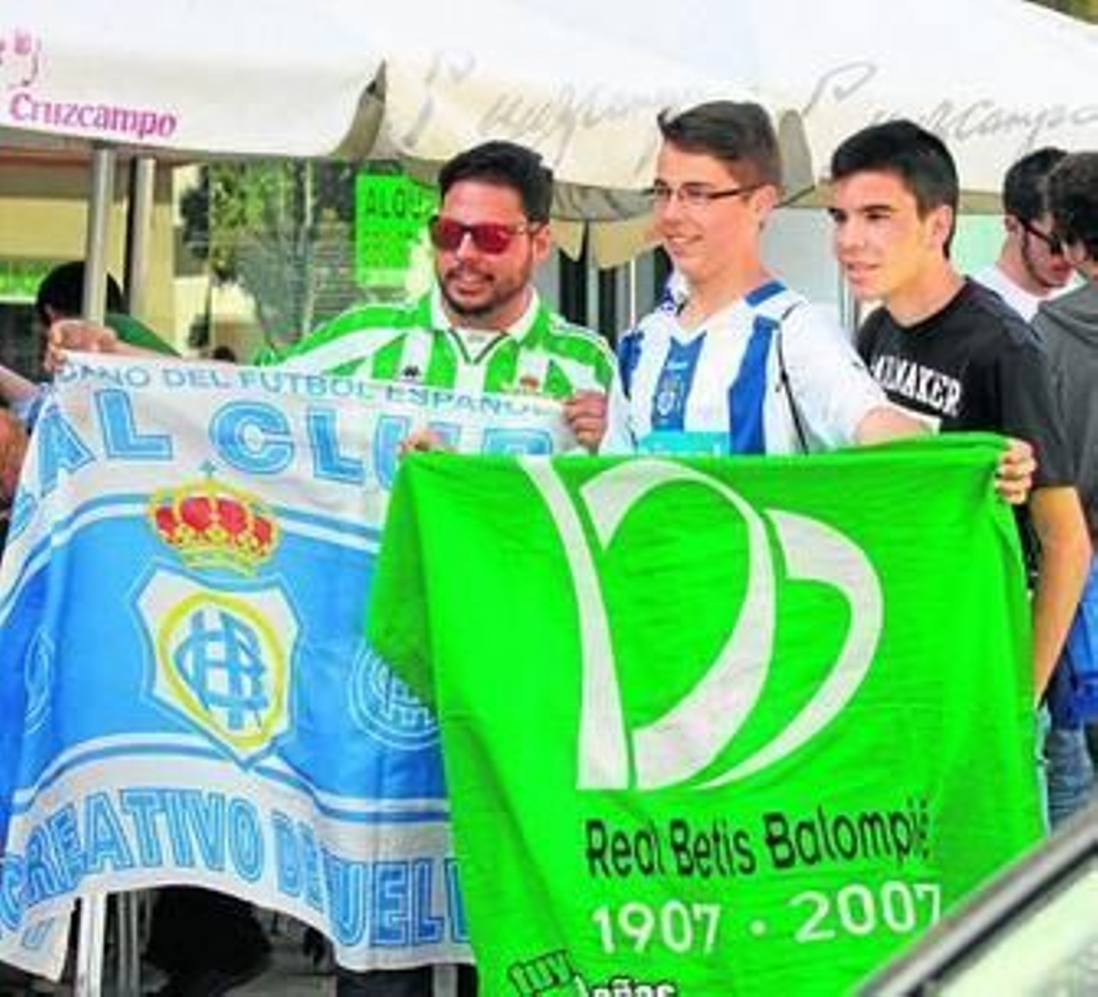 1. El Nuevo Colombino registró la mejor entrada de las últimas temporadas, con una afluencia de público propia de las temporadas en Primera División. 2. La hinchada recreativista le igualó el pulso a la bética en animación y durante muchas fases del choque estuvo por encima de la marea verdiblanca 3. Unos 7.000 béticos se desplazaron hasta Huelva para acompañar a su equipo y disfrutar de una fiesta futbolística 4. La buena sintonía entre las dos aficiones se notó ya desde los prolegómenos del encuentro. 5. Un ejemplo de sana rivalidad. 6. José Domínguez, desde mañana entrenador del Recre, vio el partido desde el palco junto al director deportivo, Fernando Iturbe.