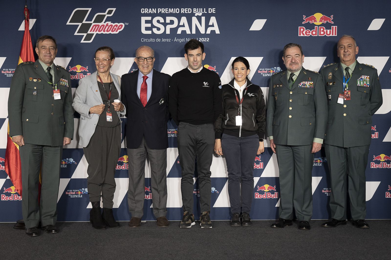 Carmelo Ezpeleta, junto a su familia tras ser condecorado con la Medalla de Plata de la Orden de Mérito de la Guardia Civil.