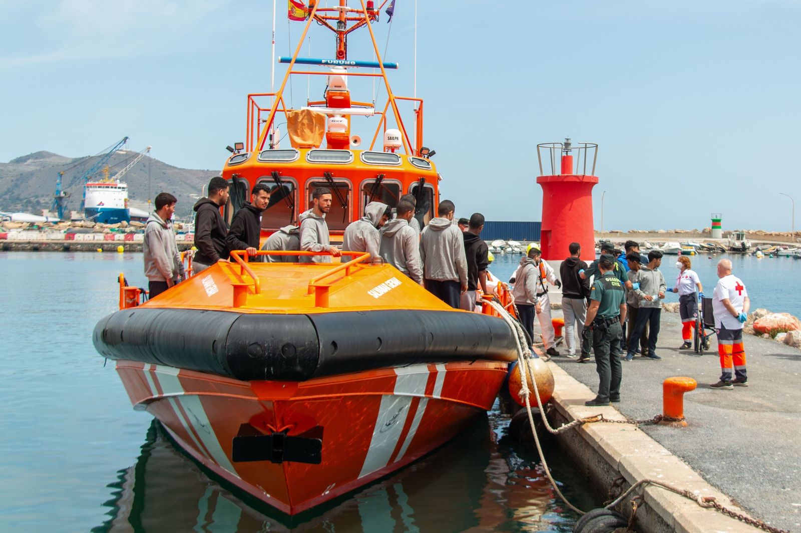 Los inmigrantes, a su llegada al Puerto de Motril.