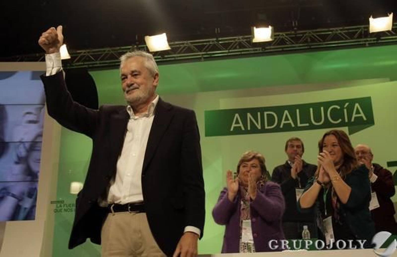 José Antonio Griñán recibe la ovación de los asistentes.

Foto: L. Rivas