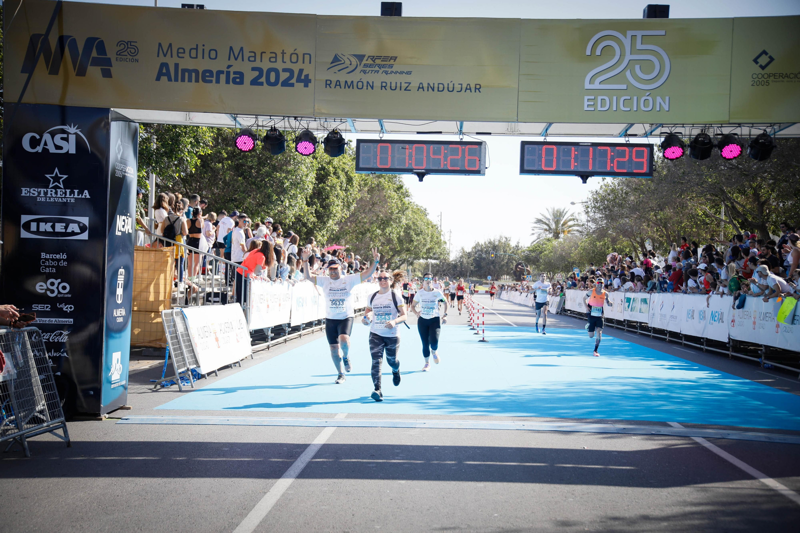 Imágenes de la llegada de la Media maratón Ciudad de Almería