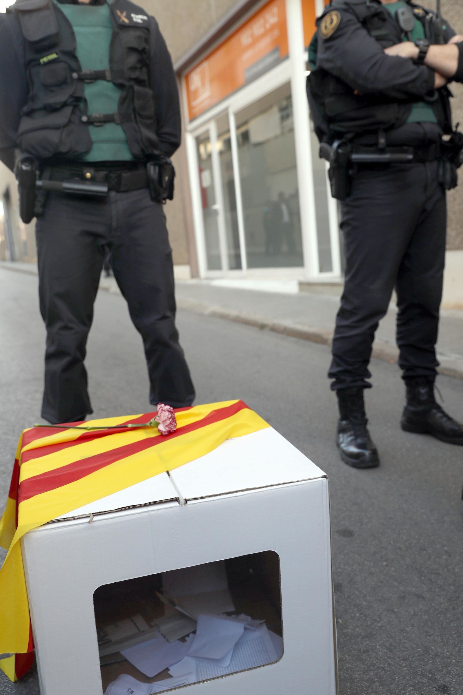 Agentes de la Guardia Civil, ayer en Tarrasa, ante una empresa de mensajería intervenida.
