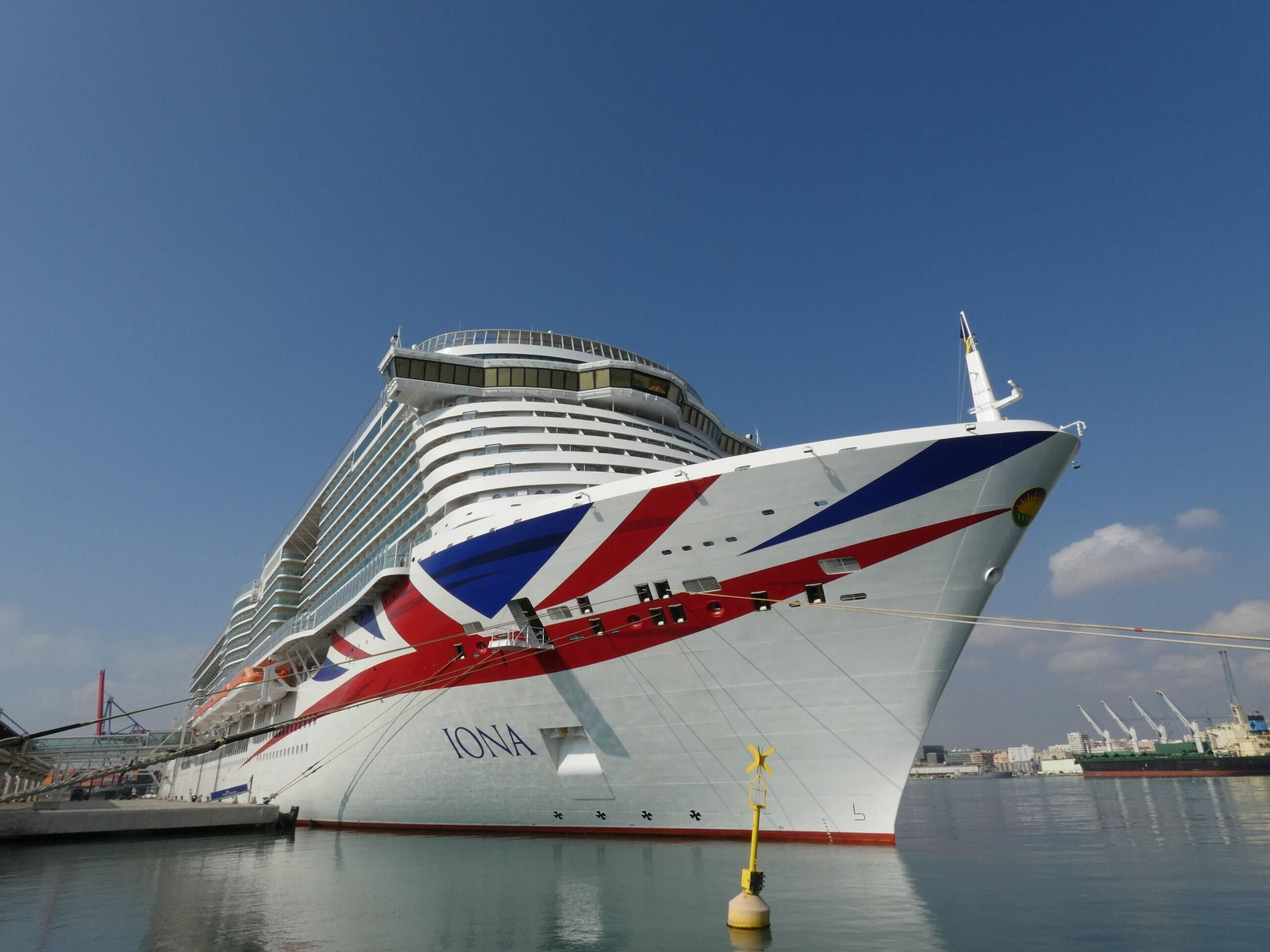 Un buque de P&O Cruises dedicado en exclusividad al mercado británico mostrando a proa la bandera del Reino Unido.