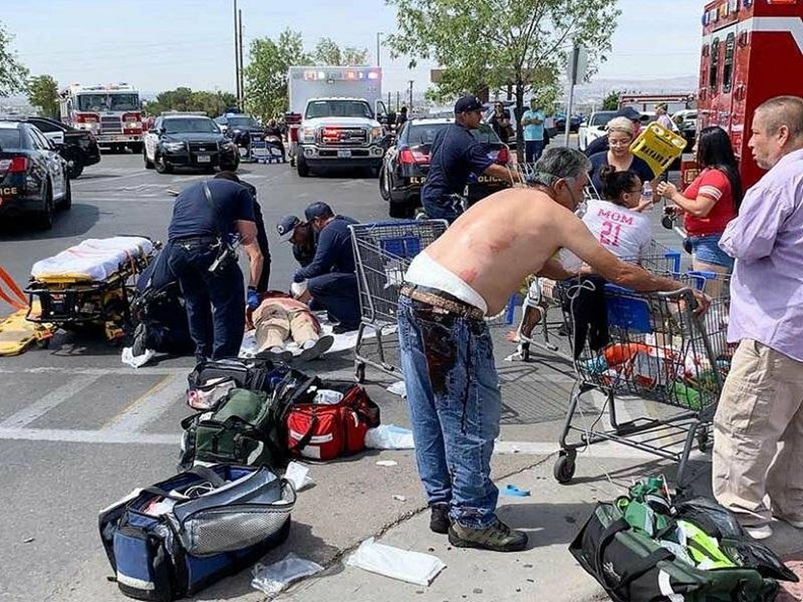 La policía de El Paso atiende a varios de los heridos en el incidente.