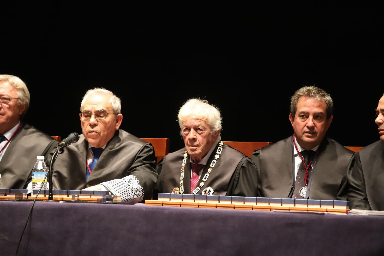 Imágenes del acto de entrega de insignias a los colegiados que cumplen 25 y 50 años en el Ilustre Colegio de Abogados de Huelva.