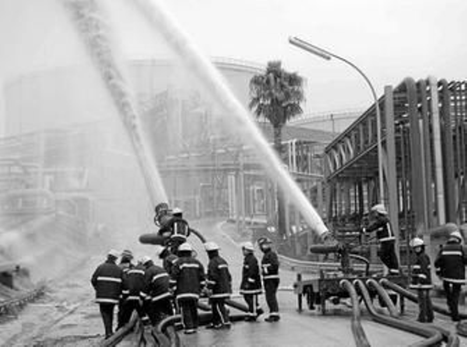 Momento del simulacro organizado ayer en la Refinería de Cepsa.