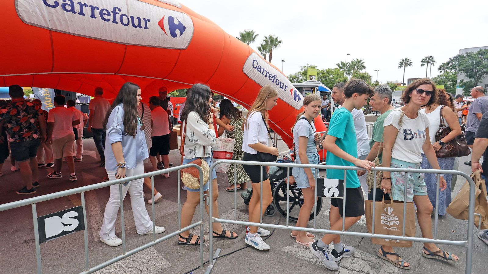 Así fue la salida de la Vuelta España desde Carrefour Sur en Jerez