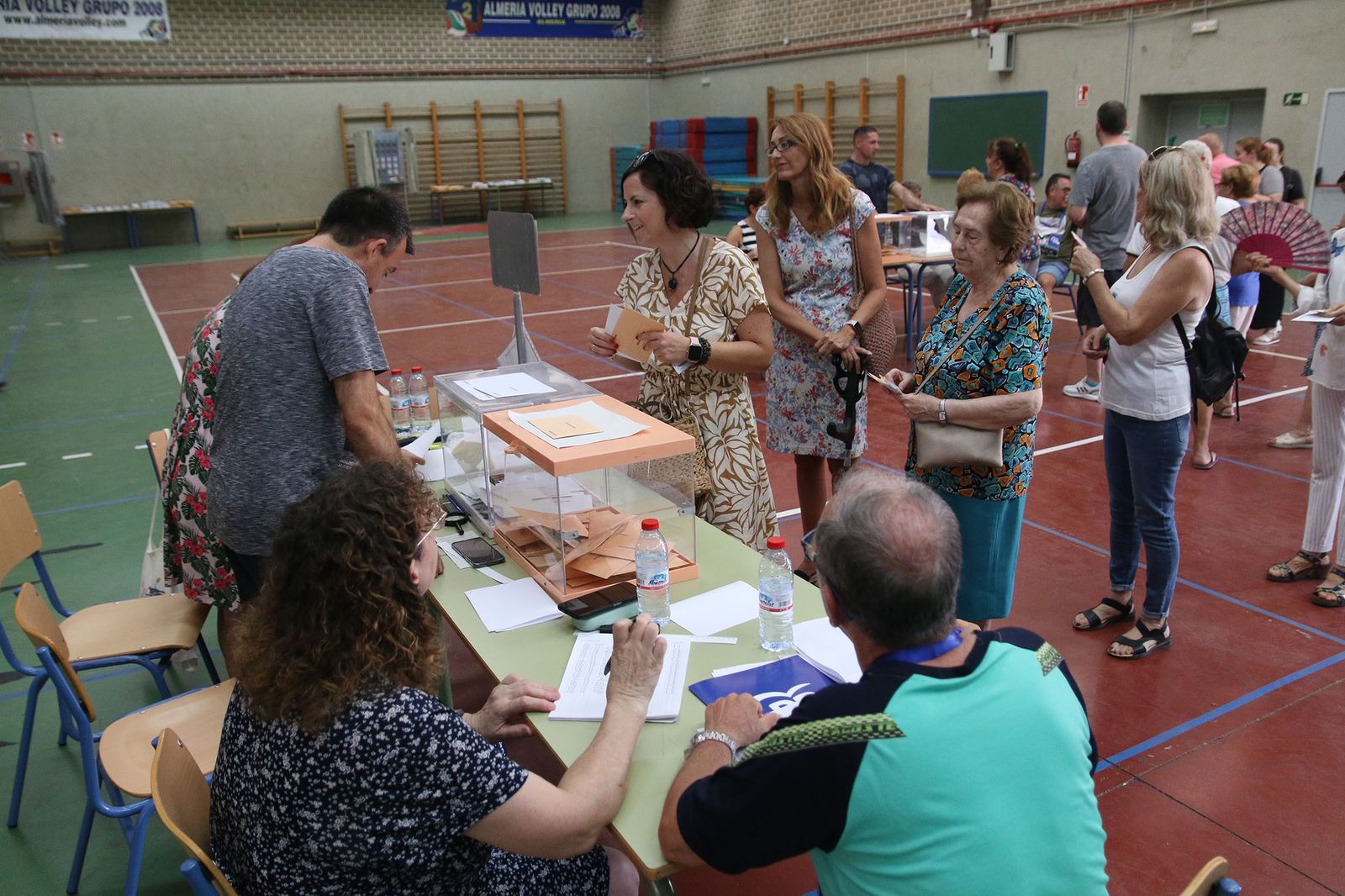 Almería hace cola para votar en las elecciones generales del 23J