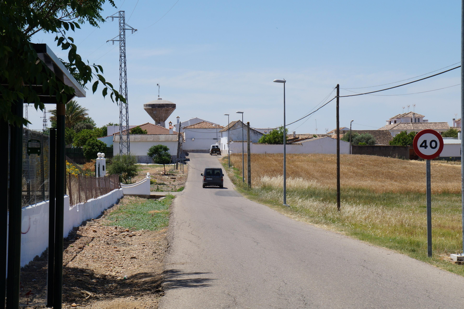 Llegada a una aldea de La Carlota, que contará con iluminación LED.