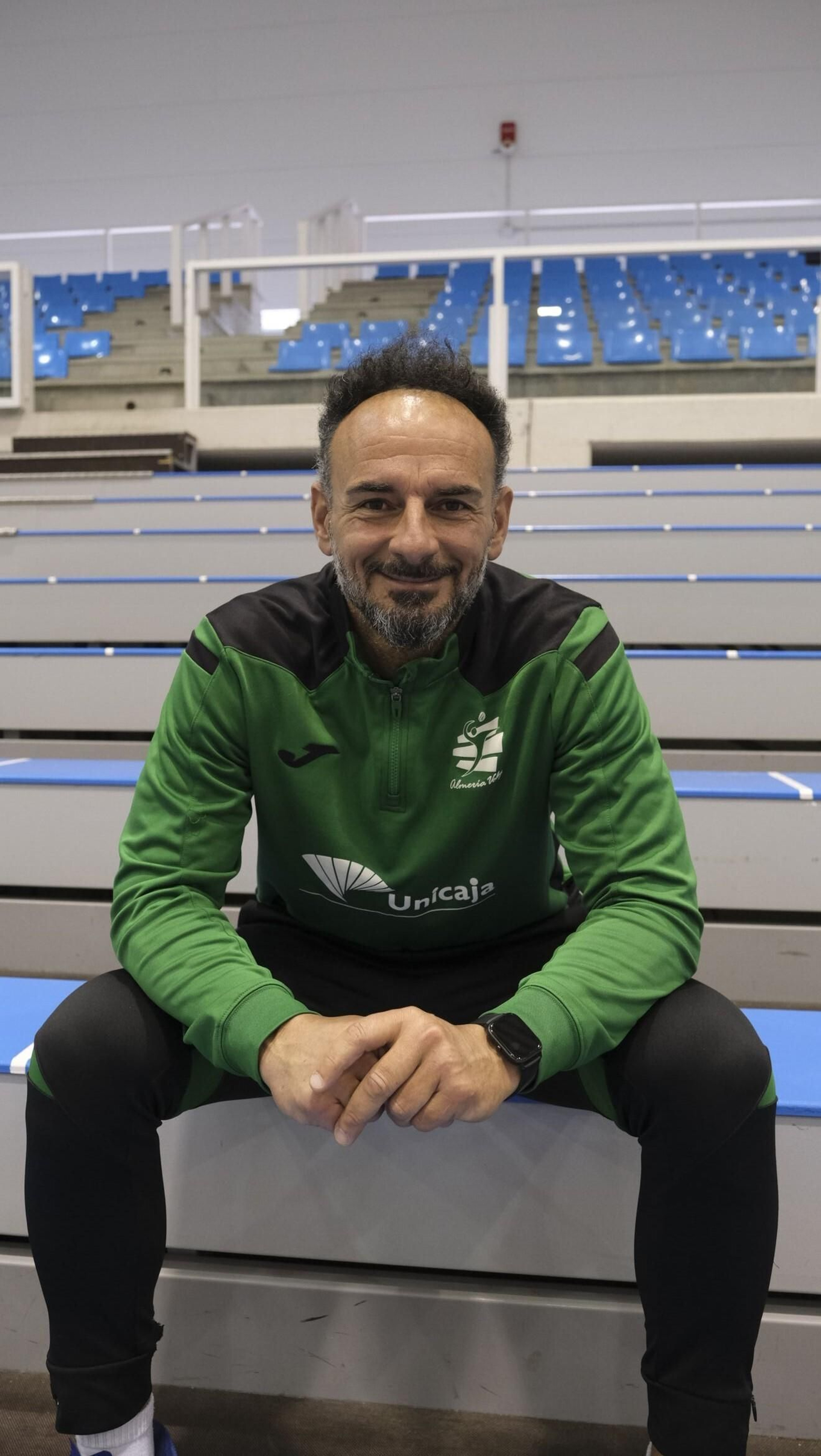 Manolo Berenguel, sentado en las gradas del Moisés Ruiz.