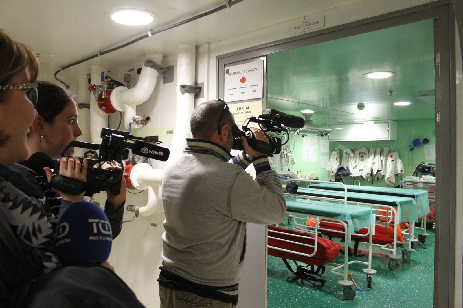 Imágenes de las primeras horas del portaaviones "Juan Carlos I" en el puerto de Huelva, durante su visita este fin de semana