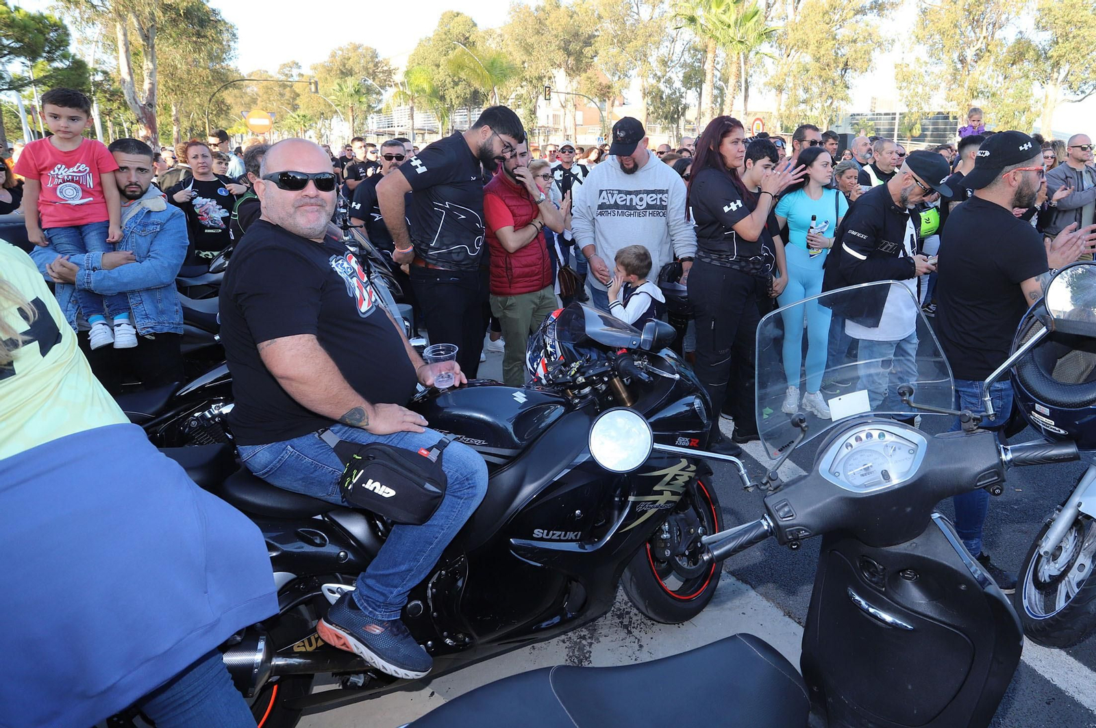 Imágenes del monumento a Súper Hugo en la rotonda frente al Nuevo Colombino