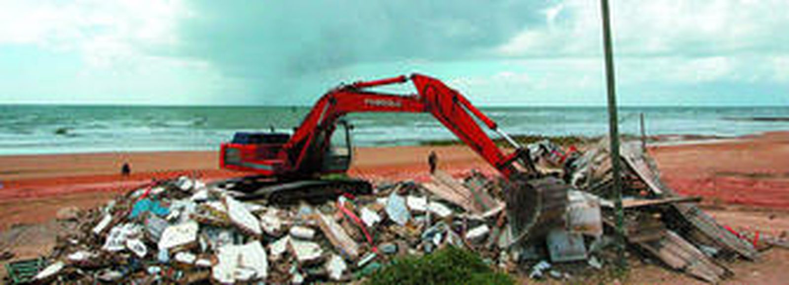 Un momento de las obras de demolición del viejo establecimiento situado en la Playa de las Tres Piedras.