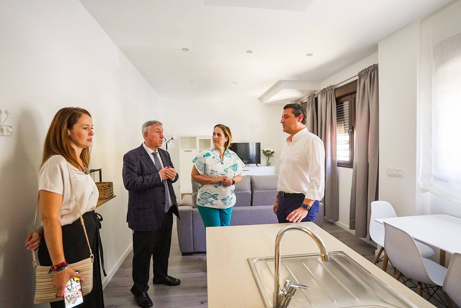 Visita a las viviendas de alquiler en el Polígono Guadalquivir.