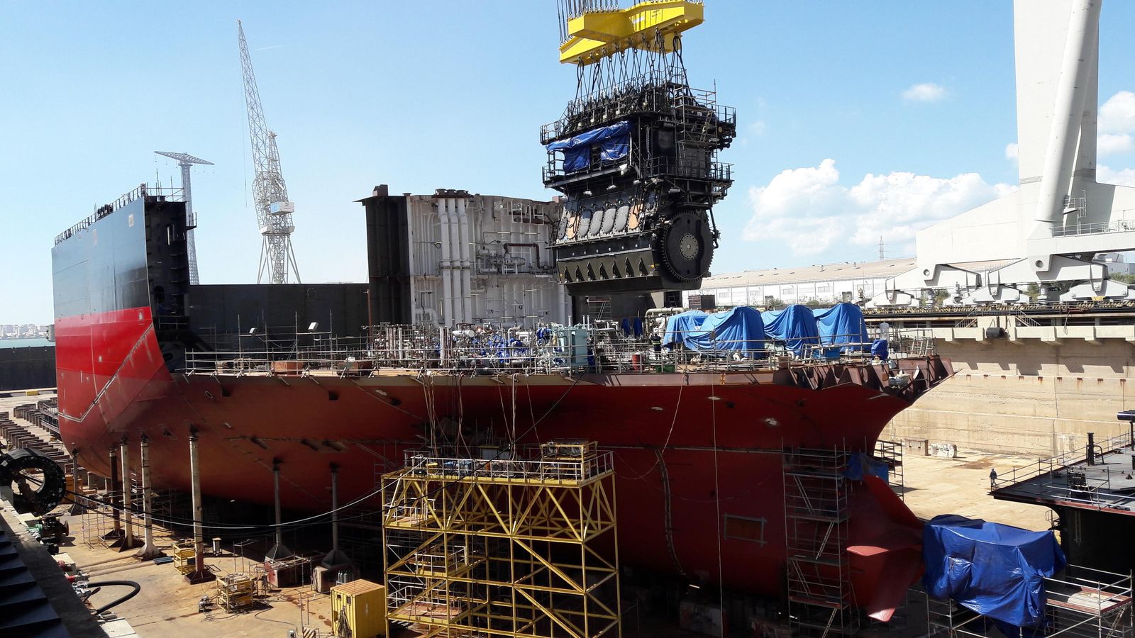 El espectacular motor de 770 toneladas de peso, en el momento de ser colocado en su lugar dentro del petrolero que se construye en Puerto Real.