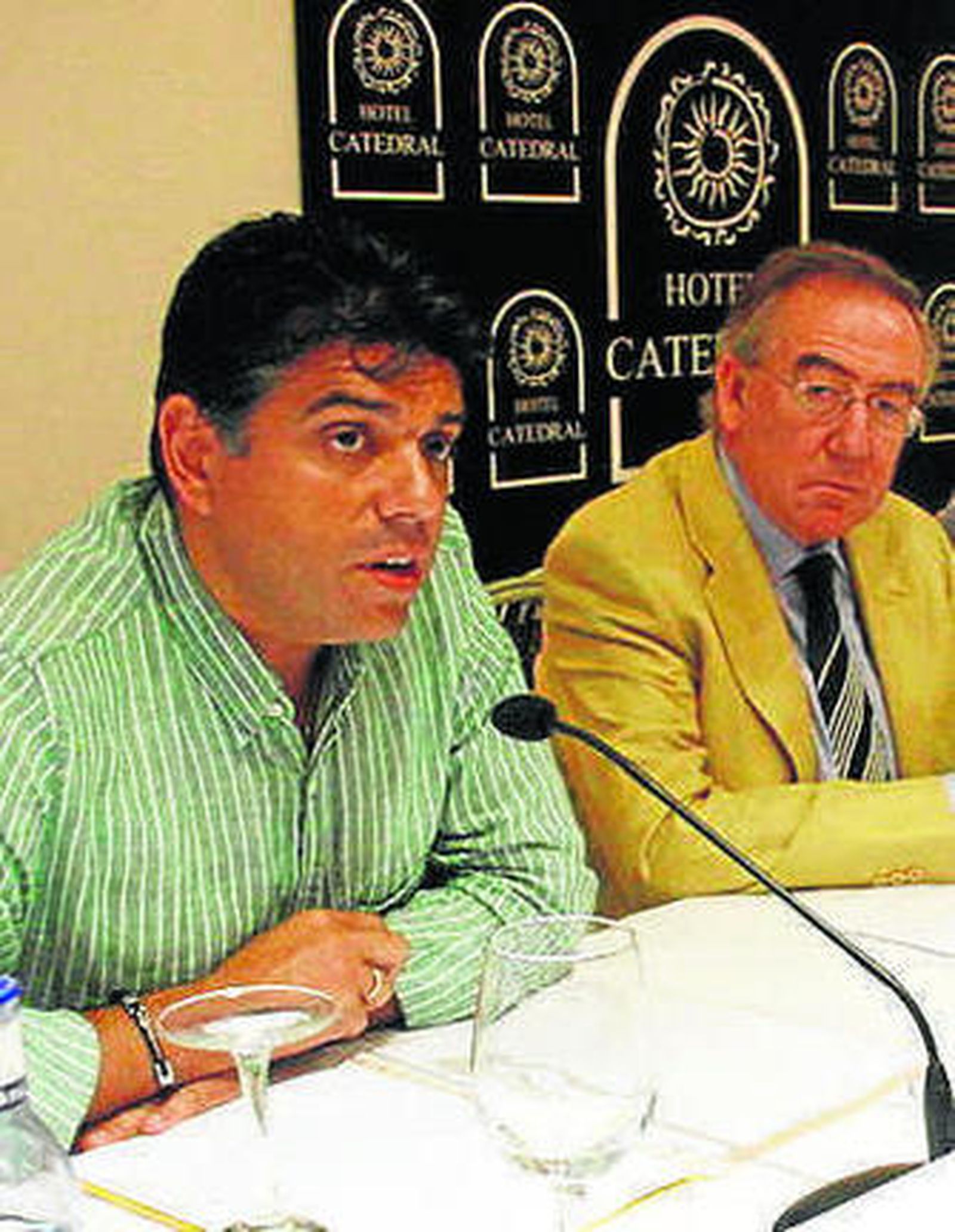 Miguel Cazorla junto a López Segura.