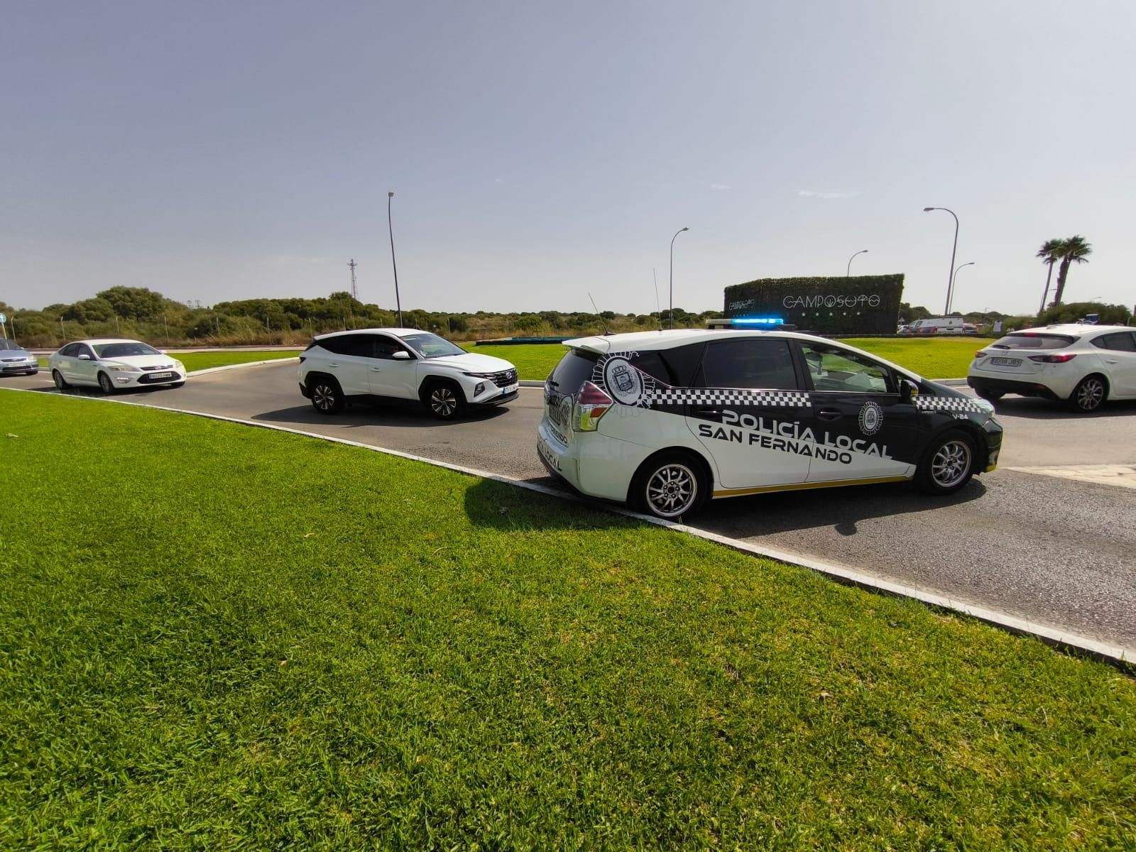 Los agentes de la Policía Local, impidiendo el paso de vehículos a la playa.