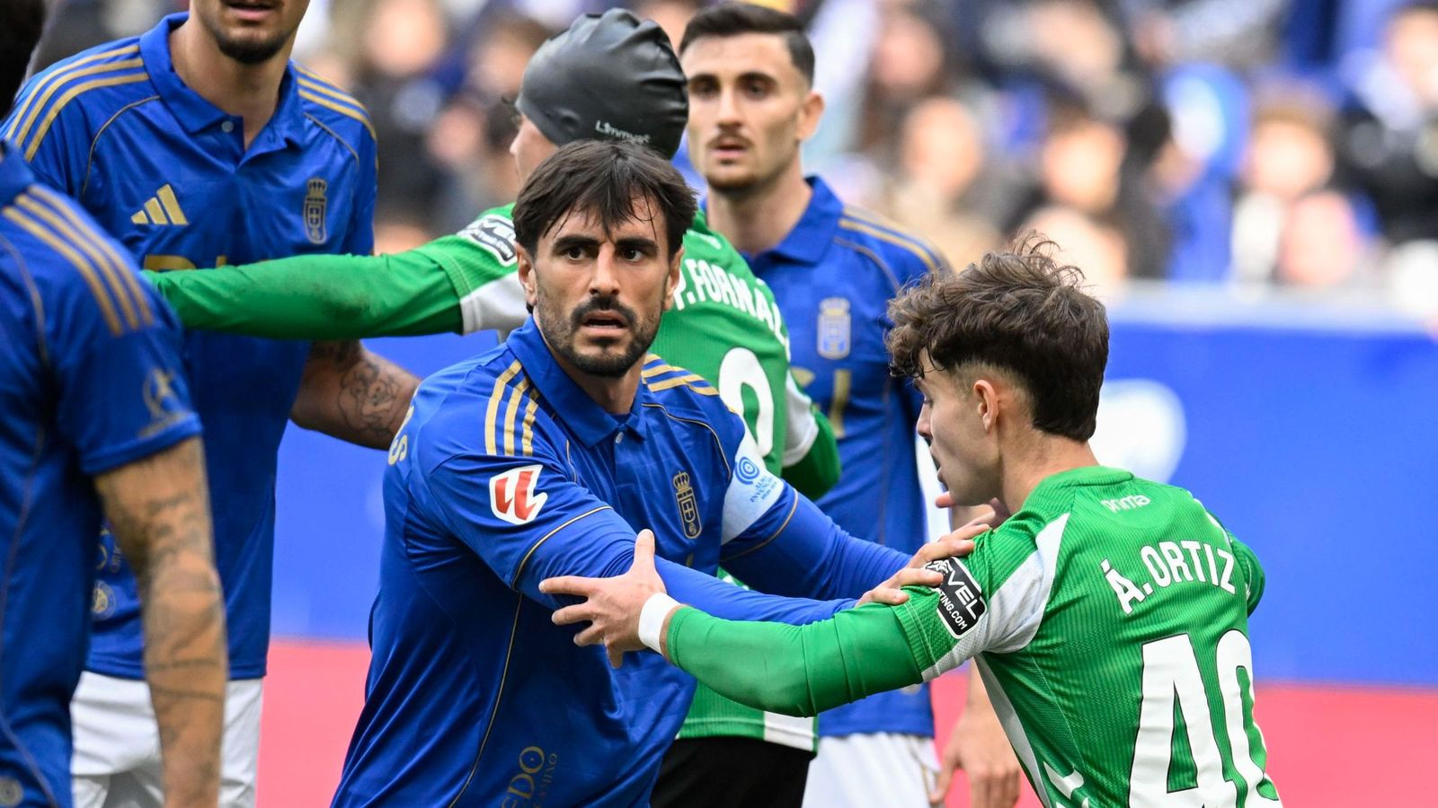 Ángel Ortiz cubre a David Costas.