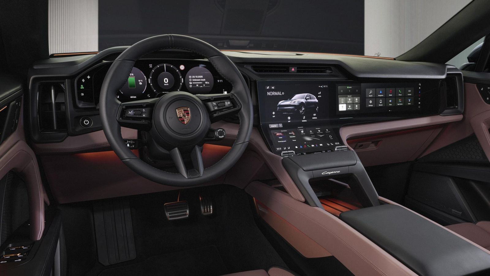 Estos Cayenne con los sistemas de propulsión eléctricos son los Porsche que proponen mayor superficie del salpicadero cubierta por pantallas.