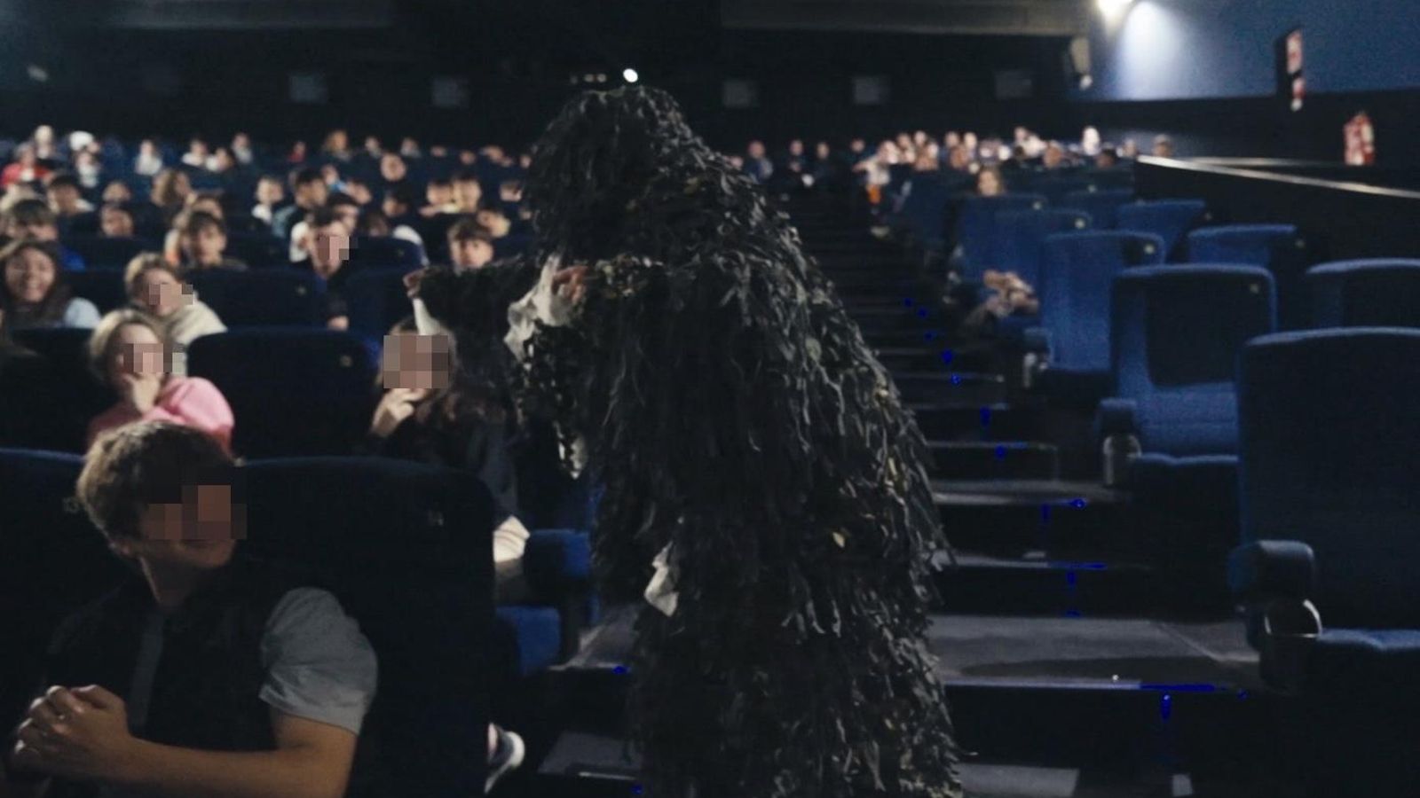 Monstruo de toallitas en la sala del cine. Monstruo de toallitas en la sala del cine.