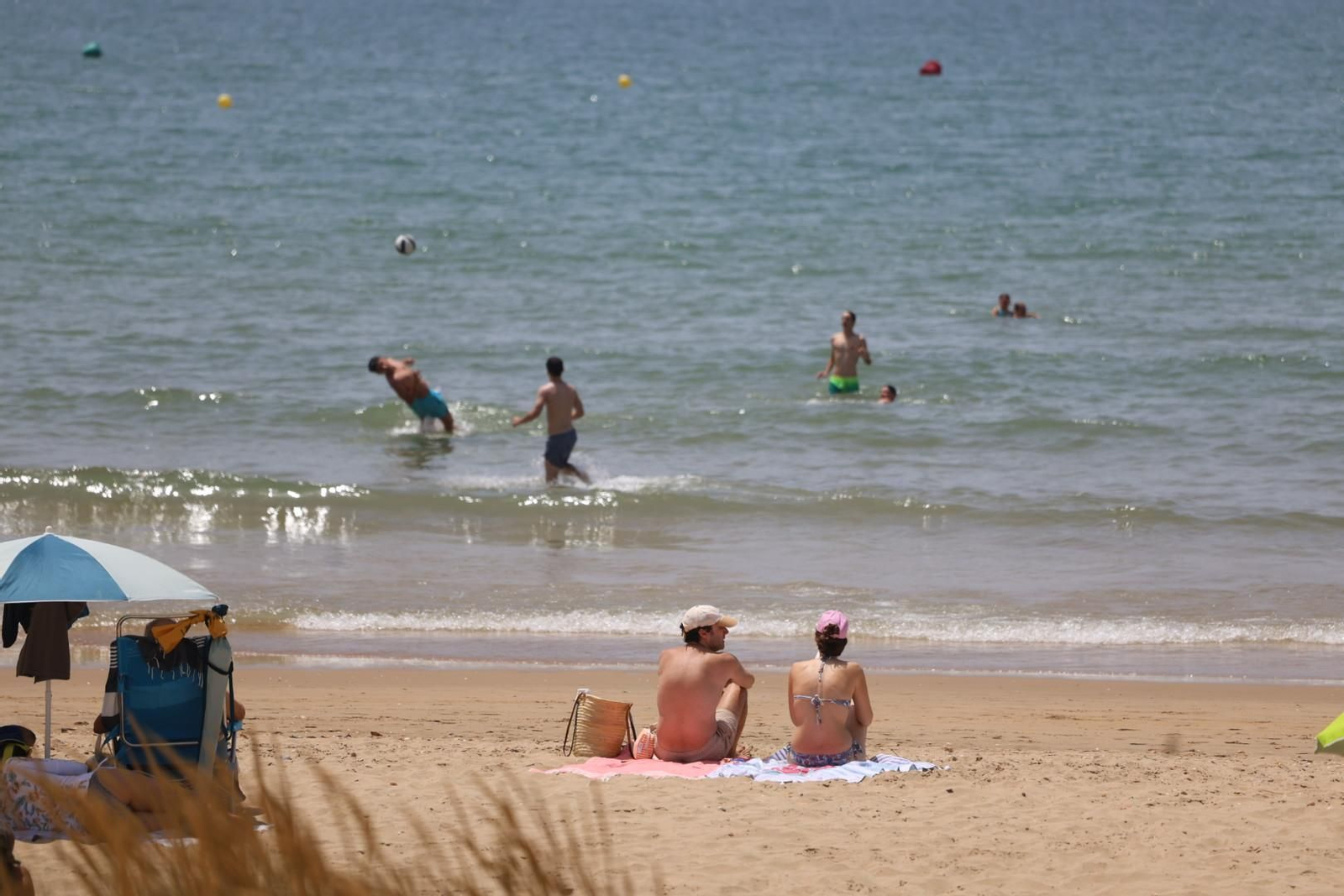 Imágenes del ambiente en las playas de Huelva