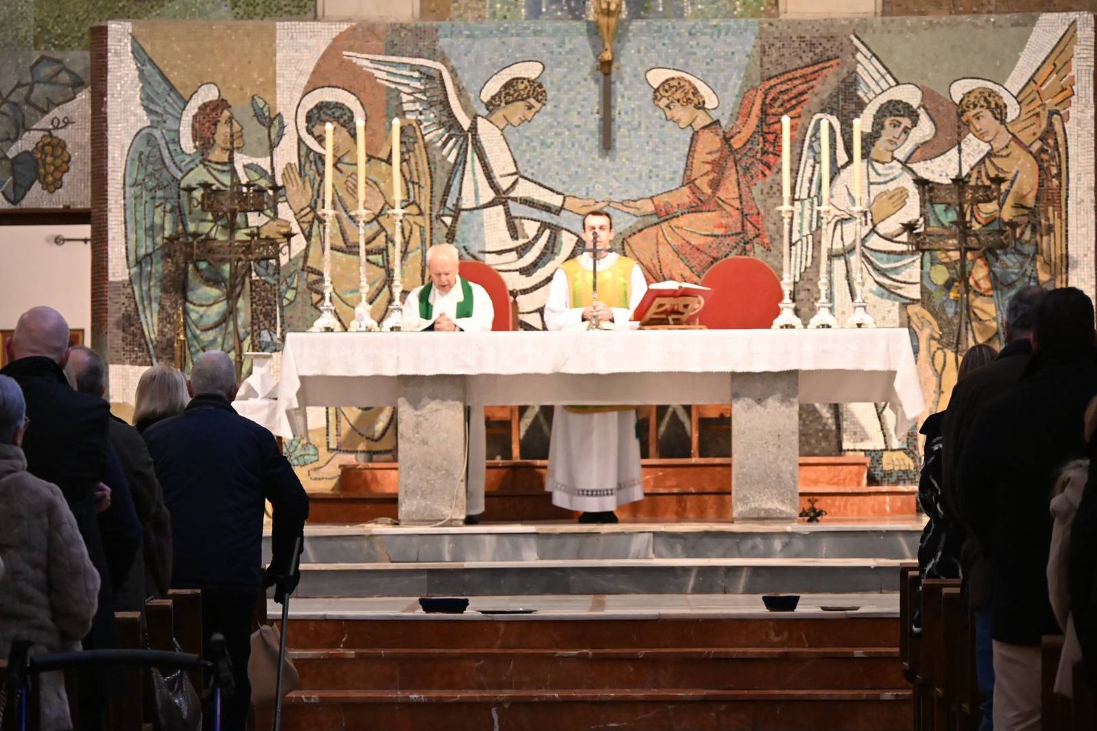 Las imágenes del homenaje de Villa del Río a su párroco emérito, Manuel Tirado Fernández