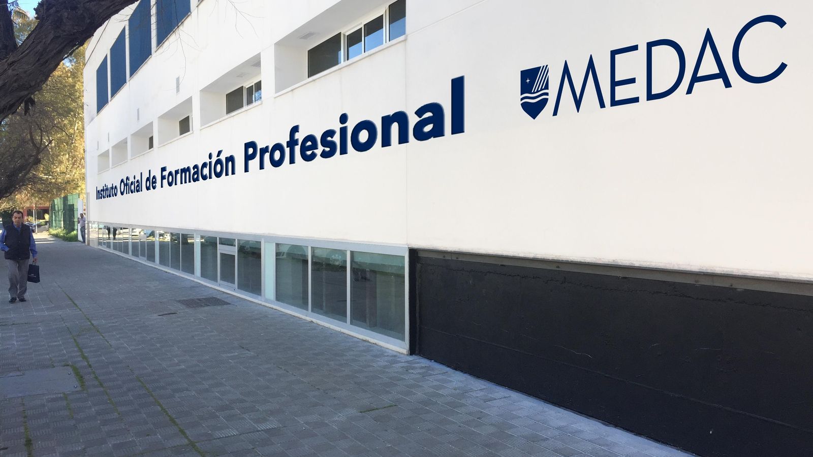Fachada MEDAC de Pino Montano.
