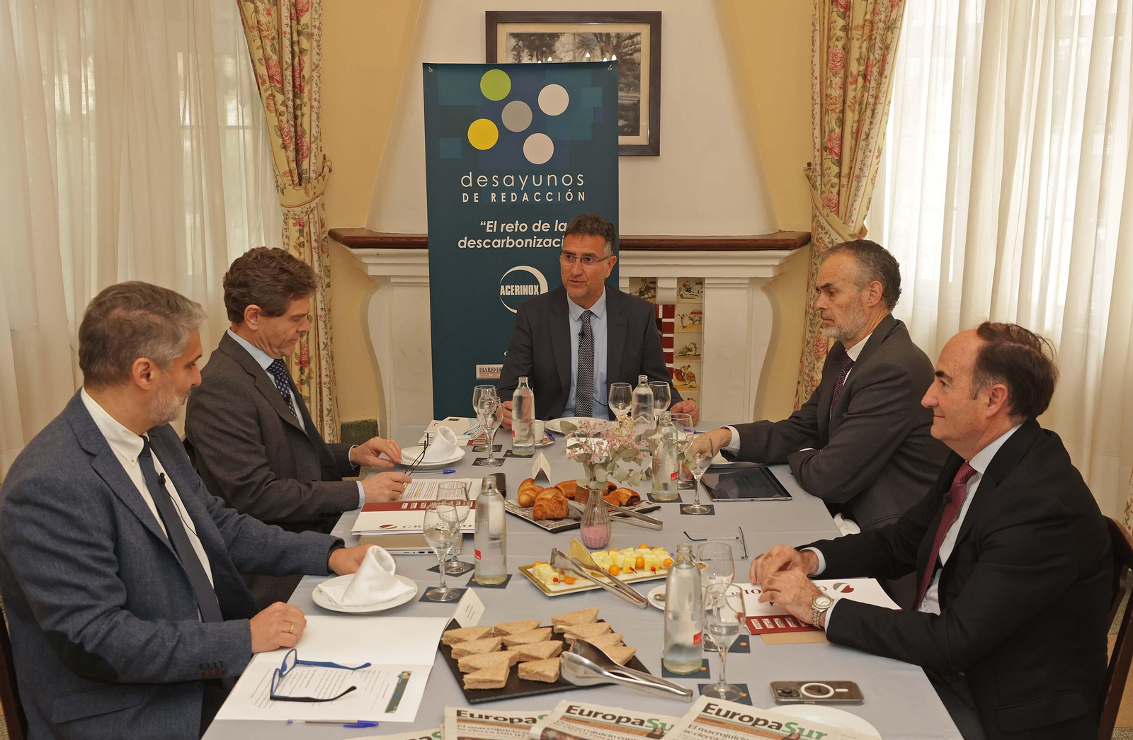 Desayunos de Redacción: 'El reto de la descarbonización', en imágenes
