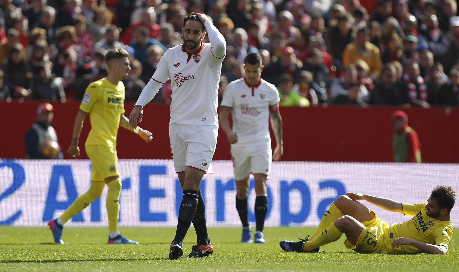 Rami se atusa el flequillo ante Samu Castillejo y Vitolo y con Adrián tumbado en el suelo.