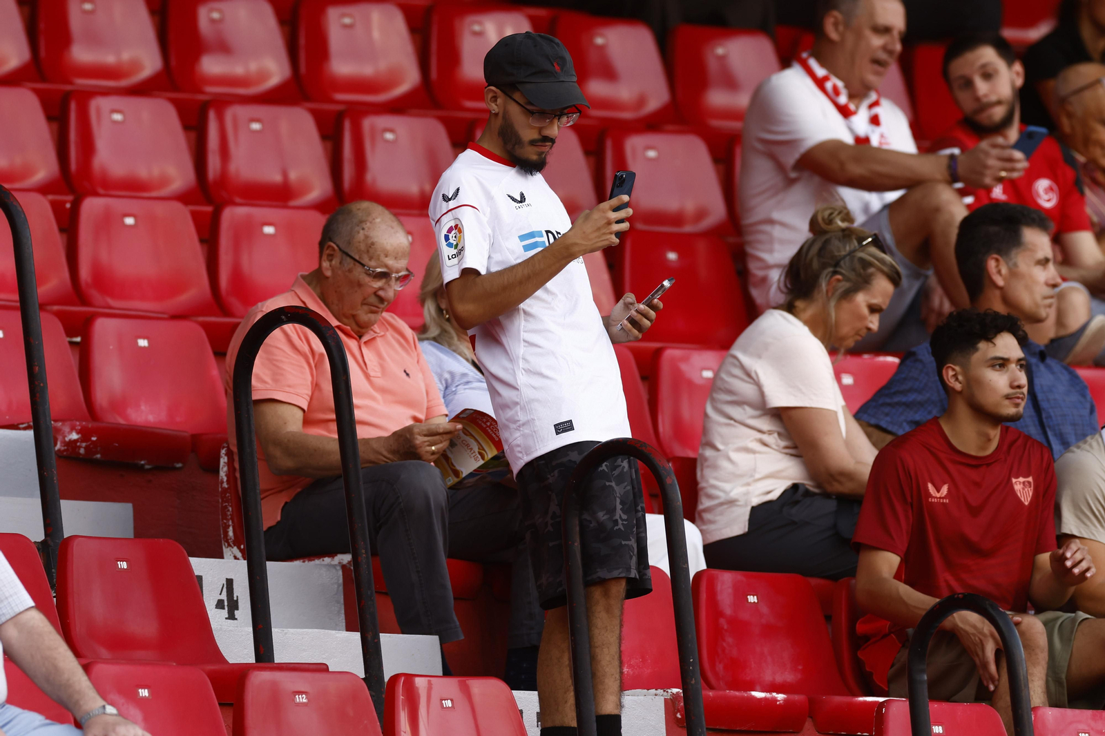 Búscate en las fotos del Sevilla-Valencia