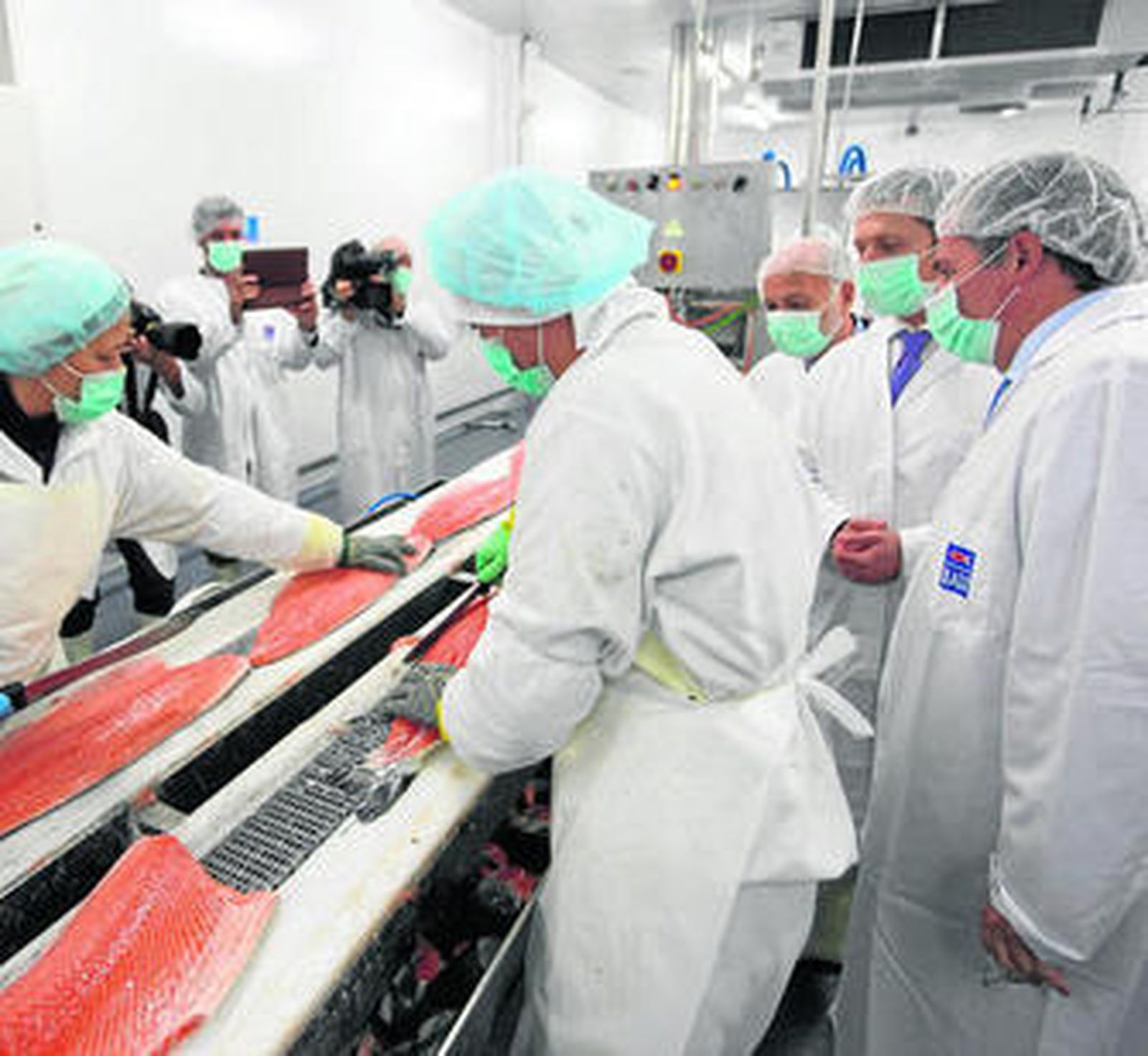A la derecha de la imagen, Javier Roselló y Javier de Torre, durante su visita a la planta linense de Ubago.