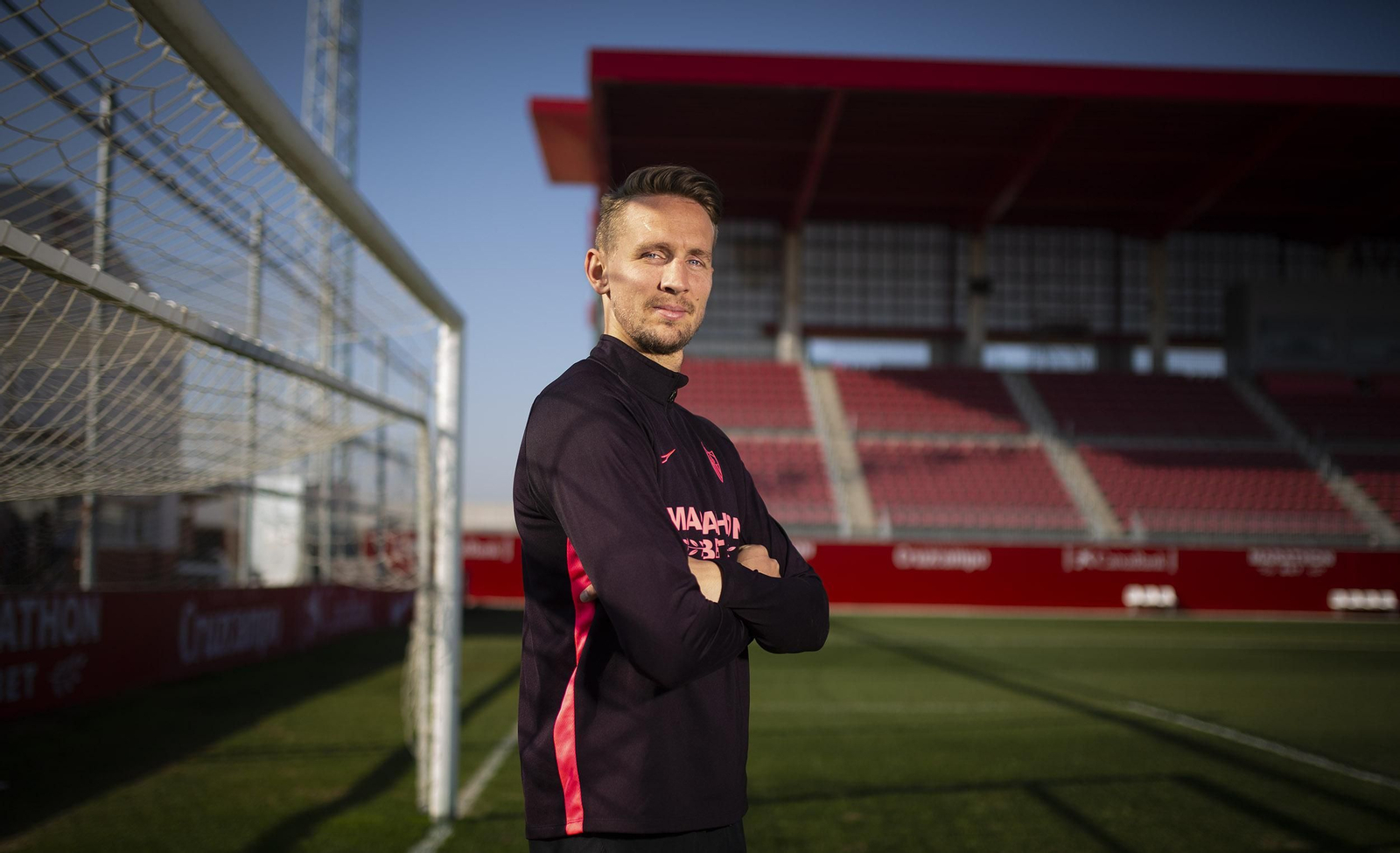 Luuk de Jong posa sobre el césped del estadio Jesús Navas.