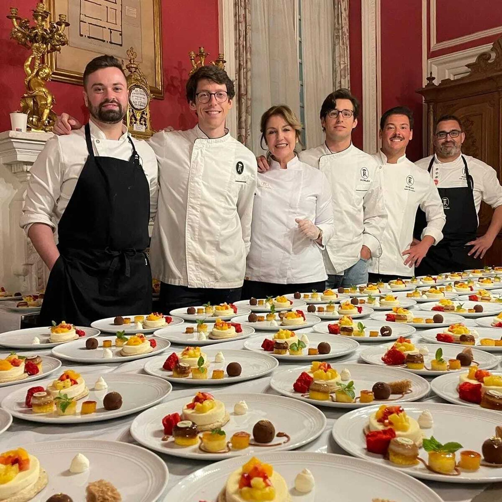 Laura Robles con su hijo Jesús, su sobrino Juan y miembros del equipo.