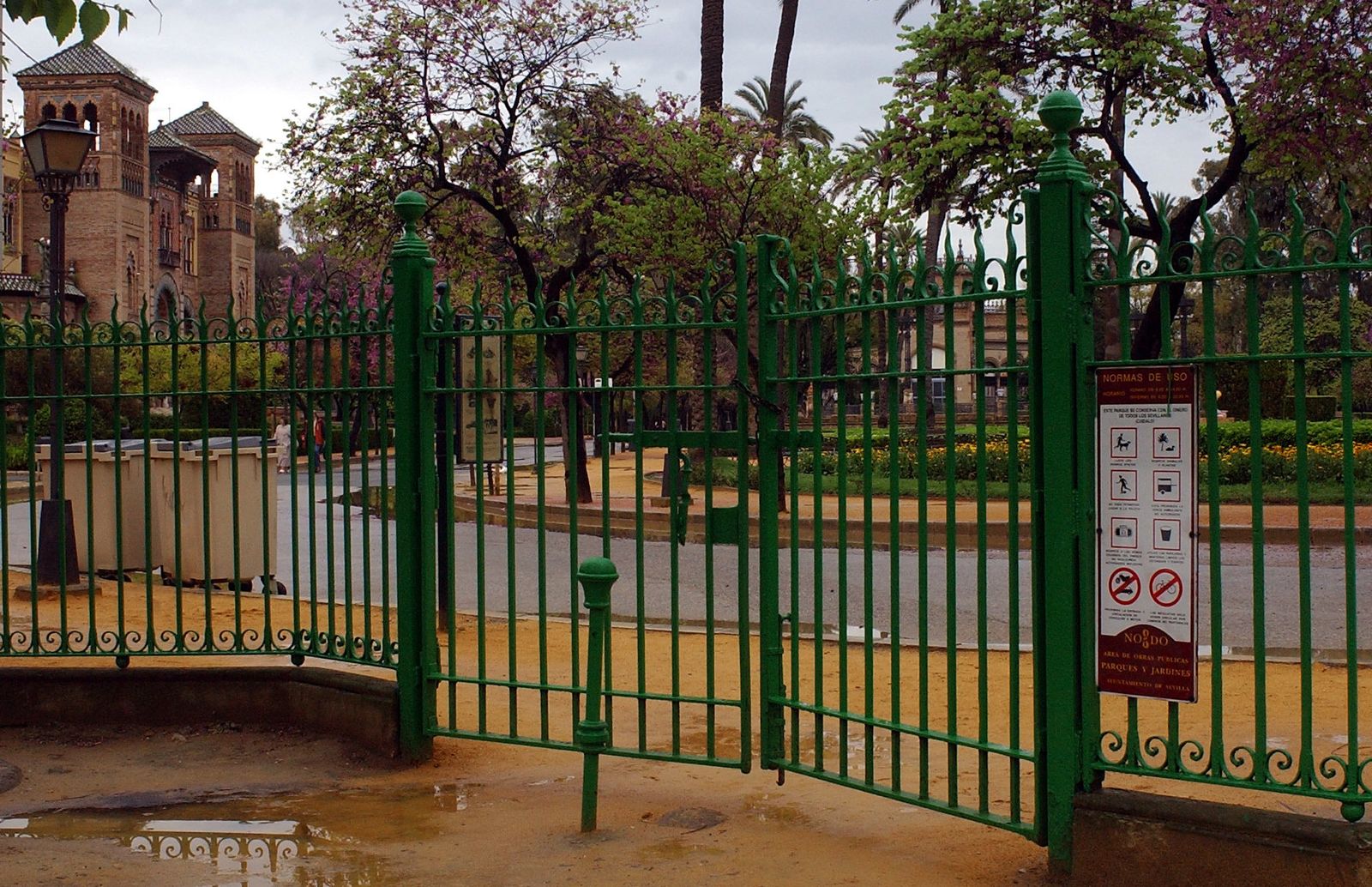 El Parque  de María  Luisa  cerrado  por causa de la lluvia.