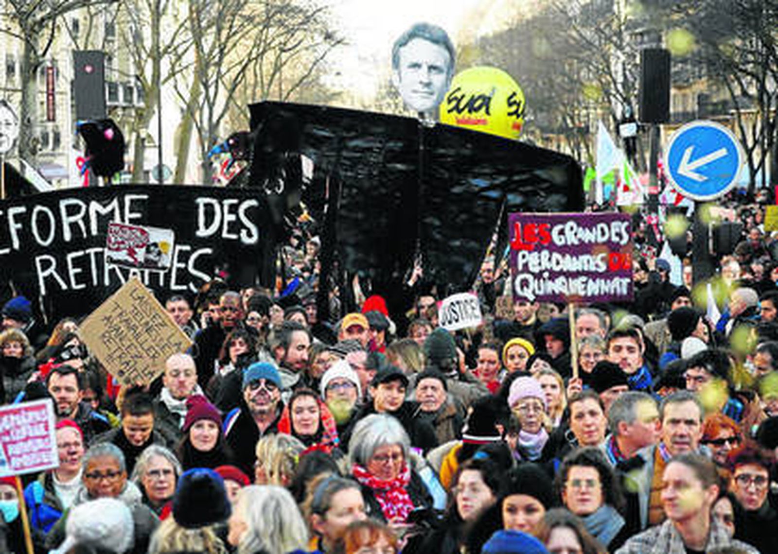 Miles de manifestantes protestan contra la medida que retrasa la edad de jubilación en París.