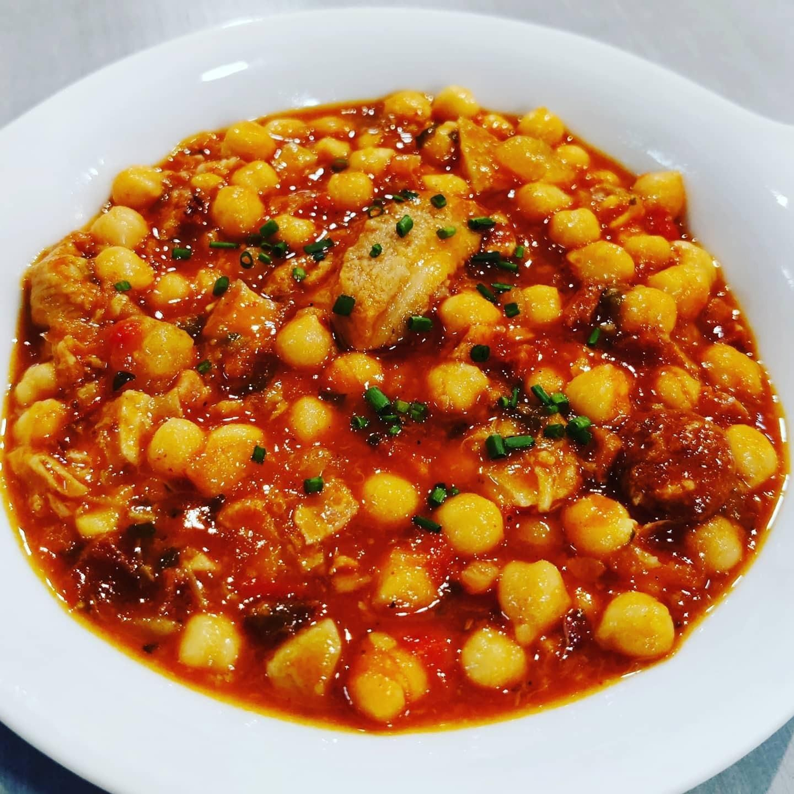 Plato de garbanzos con menudo