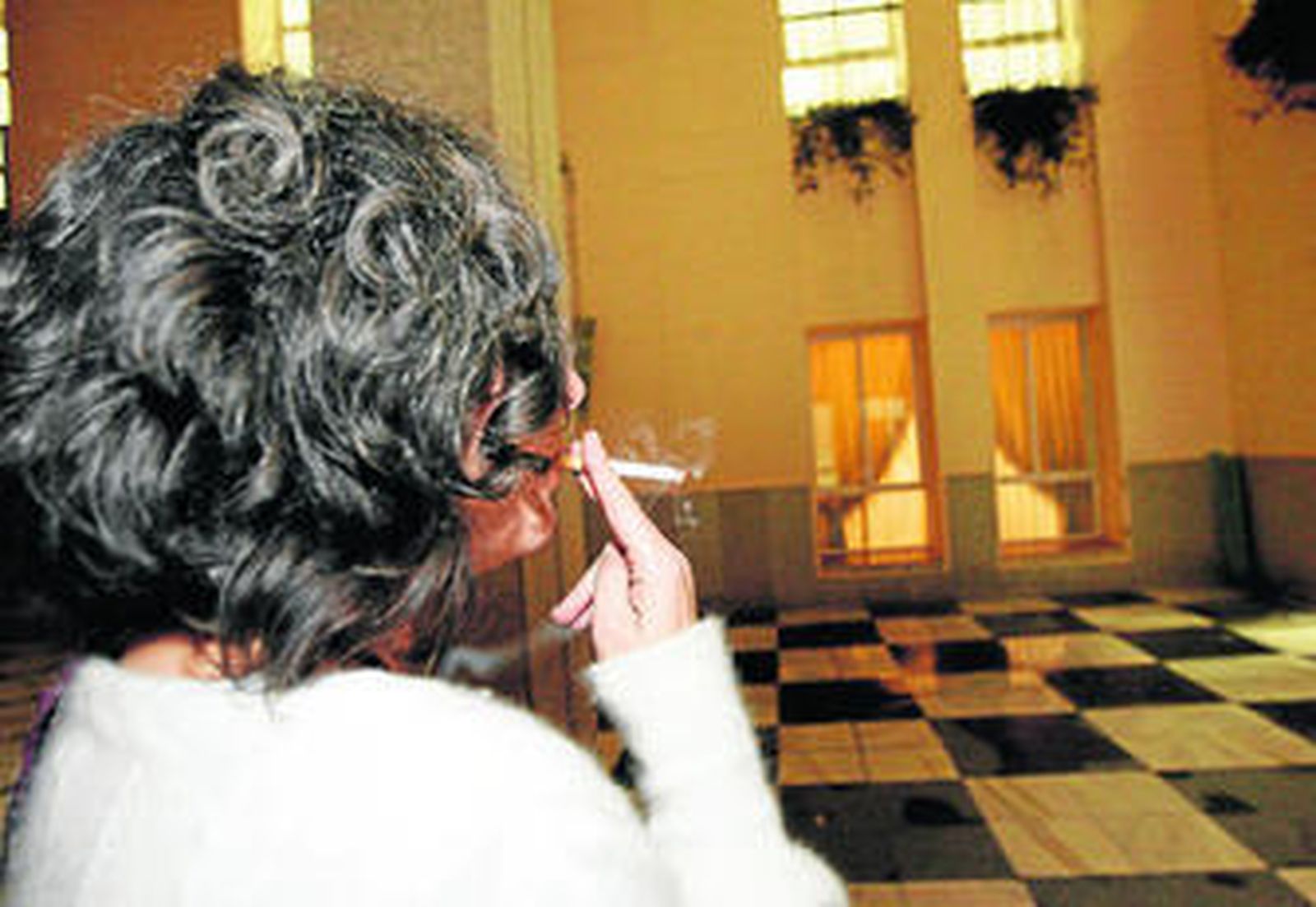 Una mujer se fuma un cigarro, la principal causa de cáncer de pulmón.