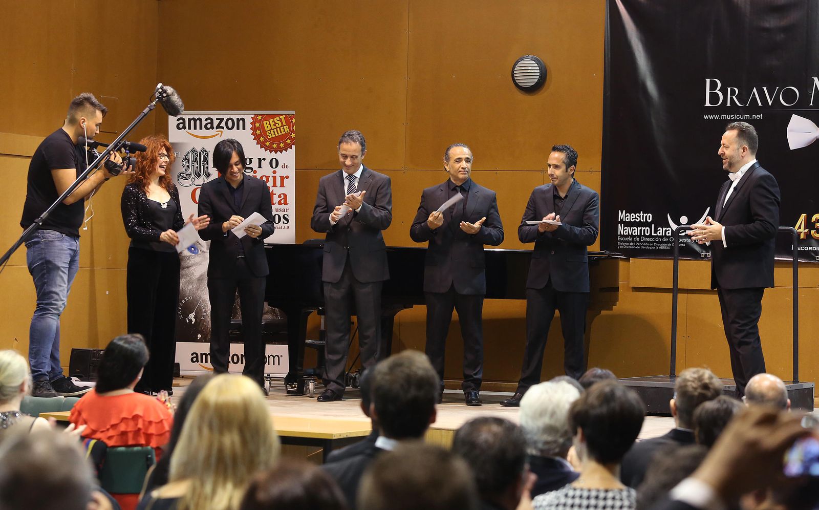 El director de orquesta, Rafael Cordero, y algunos de los participantes del Encuentro de la Escuela Maestro Navarro Lara, que comenzó ayer.