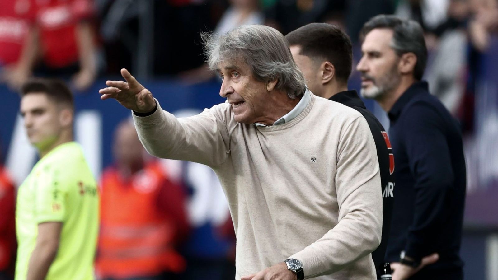 Manuel Pellegrini da instrucciones a sus jugadores durante el encuentro en El Sadar.