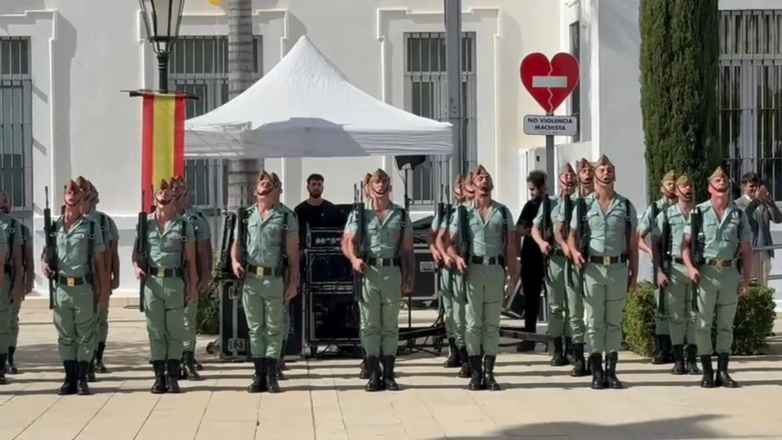 La Legión llena de orgullo la Plaza de las Constituciones de San Roque en el homenaje al histórico Pavía 19